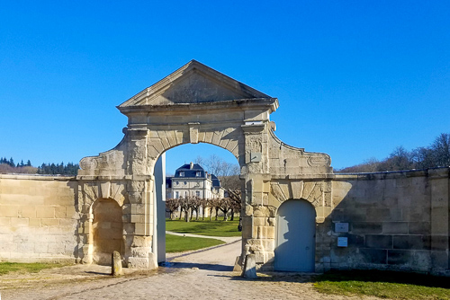 Porche d'entrée du parc et Château de Serans